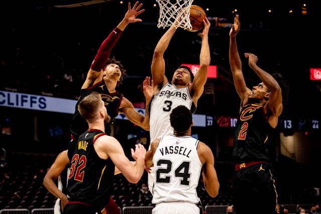 开云-身高不足2米砍下双20 马刺小将活力十足比肩邓肯