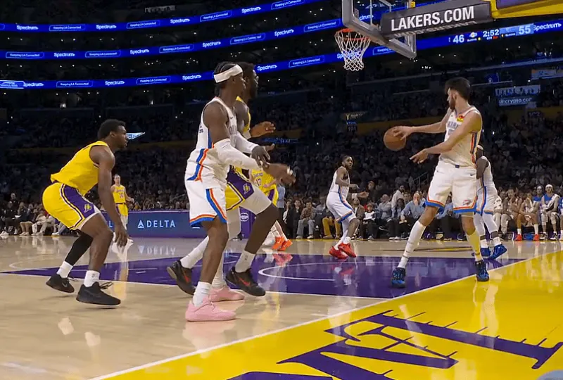 裁判也摸鱼？霍姆格伦踩到界外救球，裁判未吹罚雷霆出界球